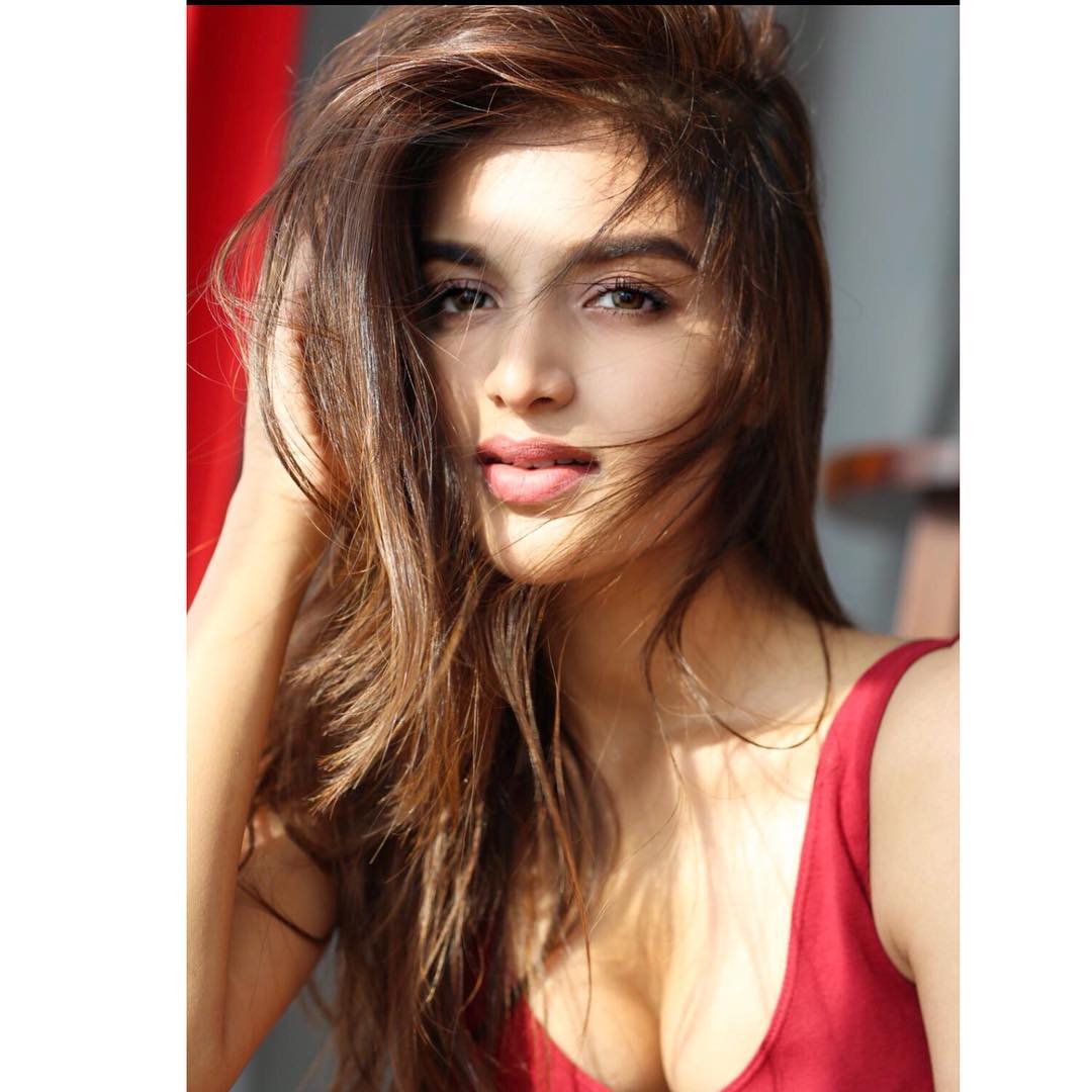 Hot & Sexy Photo's of Nidhhi Agerwal